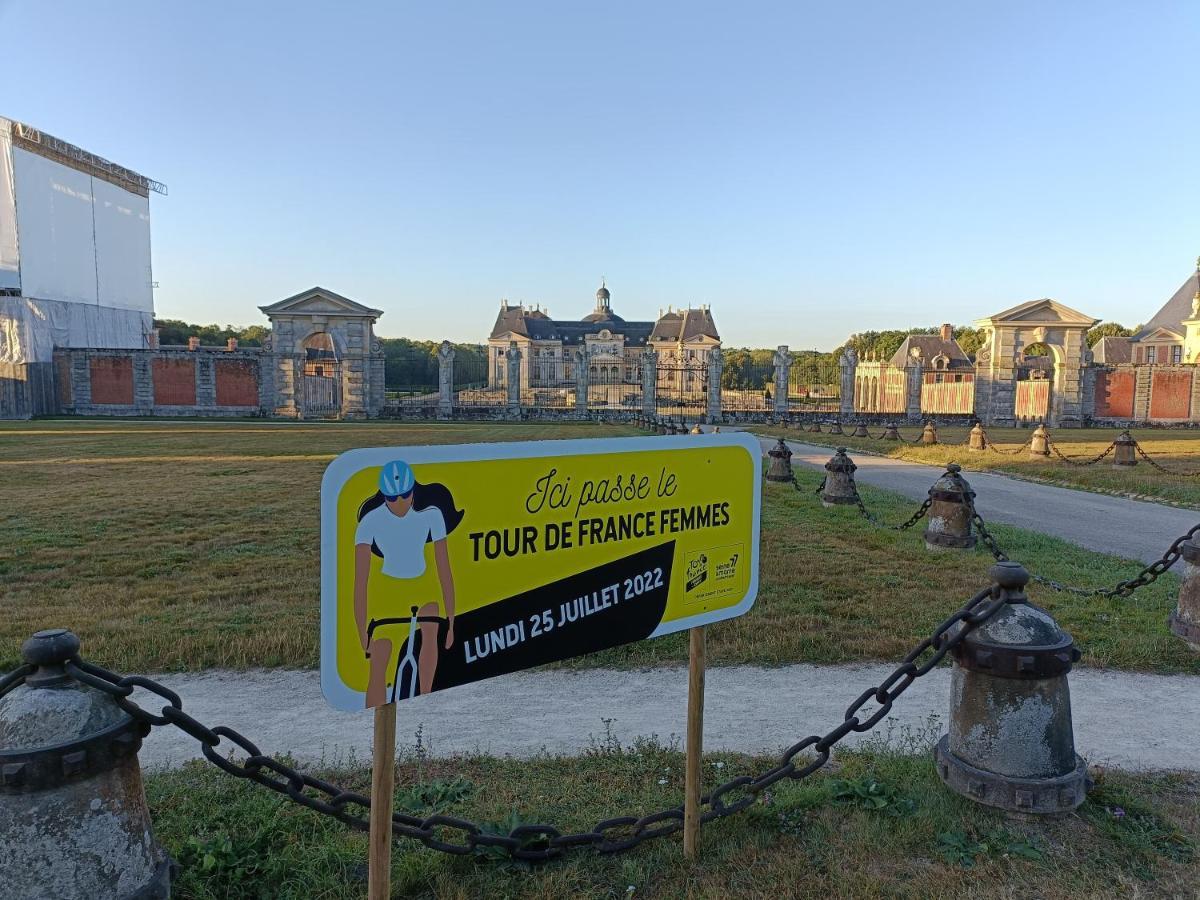 Mettez vous au vert près du château de Vaux le Vicomte en sous sol semi enterré Vila Maincy Exterior foto