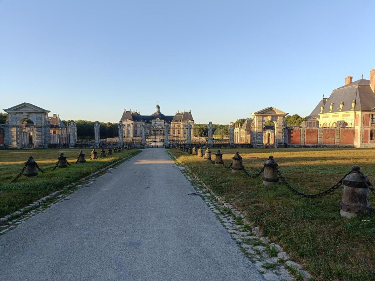 Mettez vous au vert près du château de Vaux le Vicomte en sous sol semi enterré Vila Maincy Exterior foto